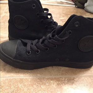 Black high-top converse shoes